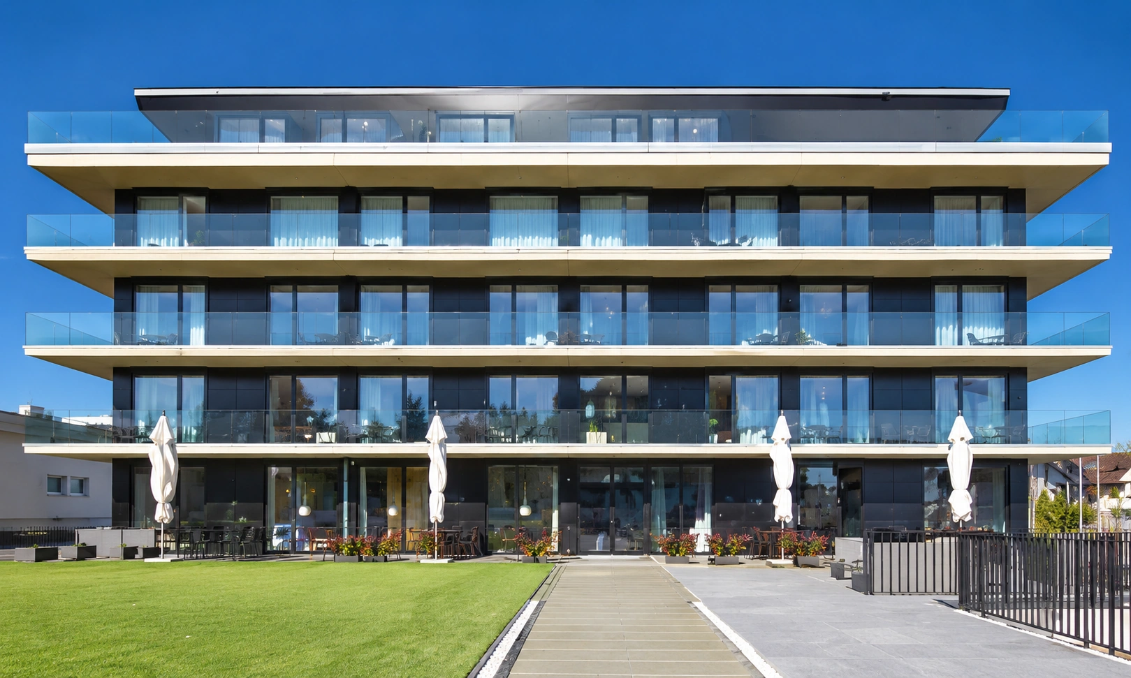 Hotel Ava – moderne Hotelfassade mit Balkonen